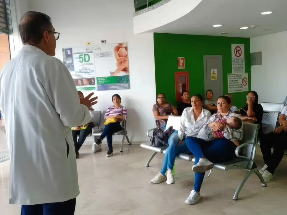Sala de espera de la APS San Javier Araure, con un médico atendiendo a los pacientes