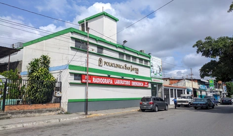 Fachada de la Policlínica San Javier
